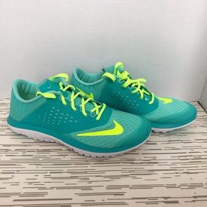 Nike women’s fs lite run 2 size 6 NEW